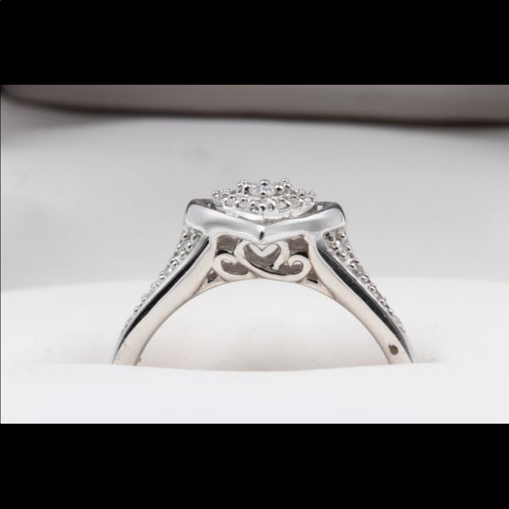 Beautiful 1/6 Carat Diamond Heart Silver Ring Sz 7 - Picture 4 of 8